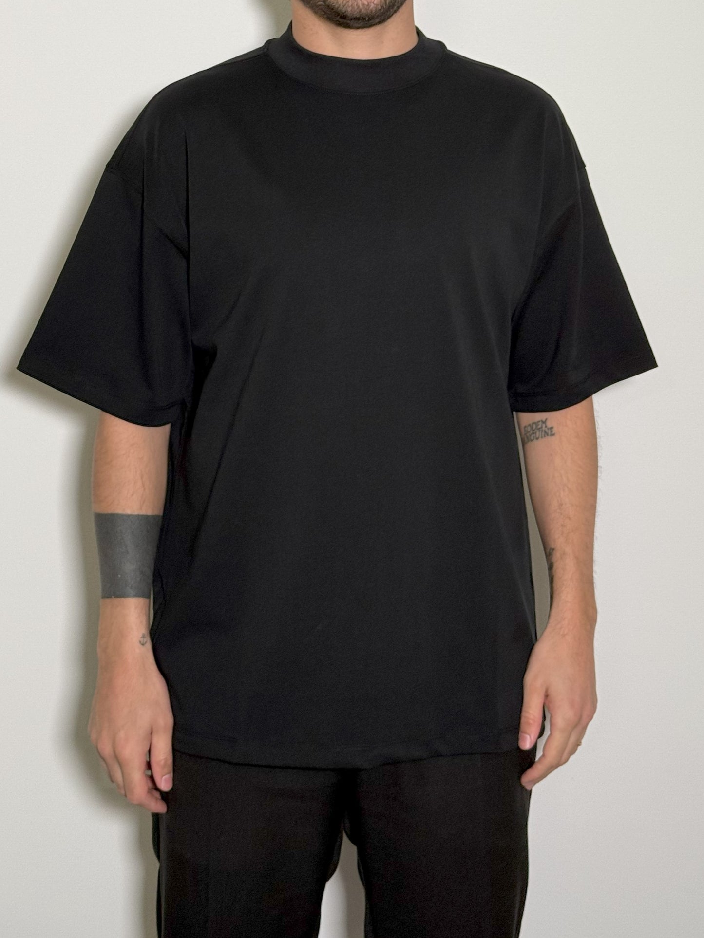 T-SHIRT OVER BASIC NERA