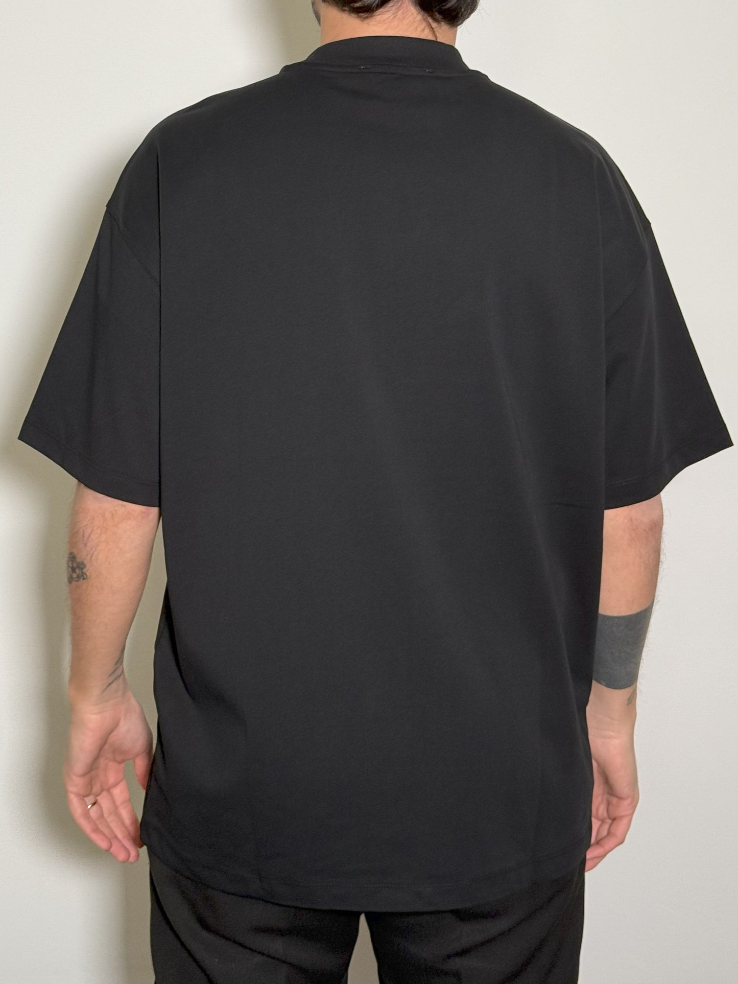 T-SHIRT OVER BASIC NERA