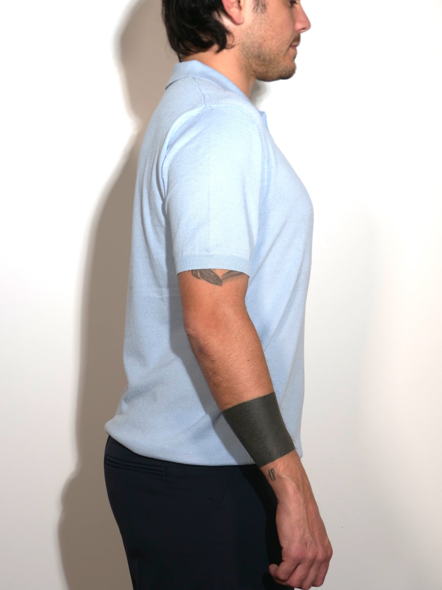 POLO CELESTE A MANICHE CORTE