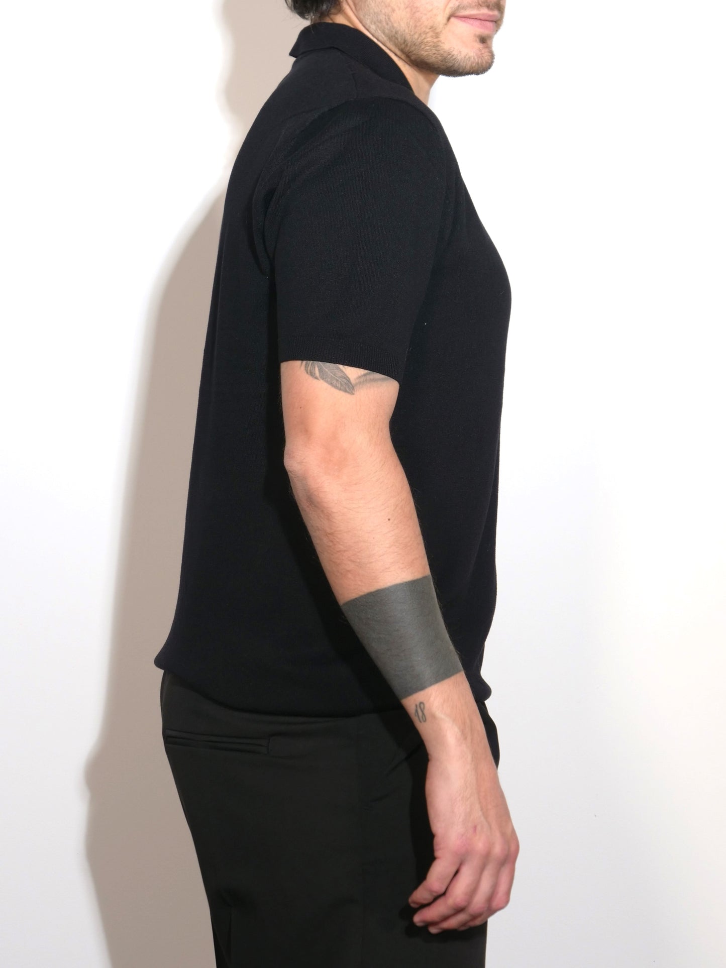 POLO NERA A MANICHE CORTE