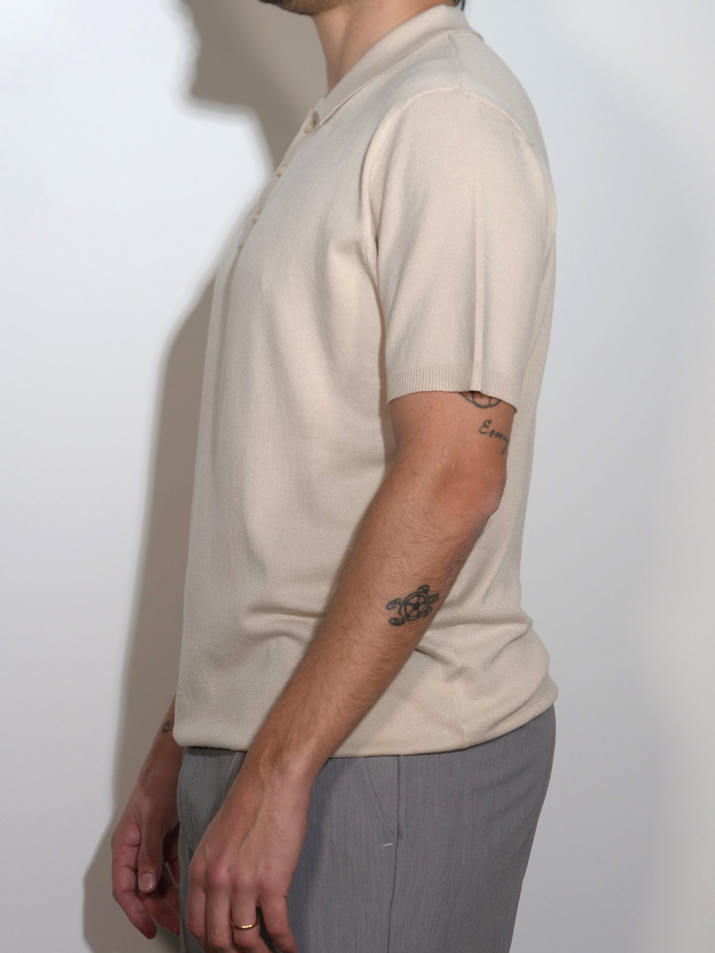 POLO BEIGE A MANICHE CORTE