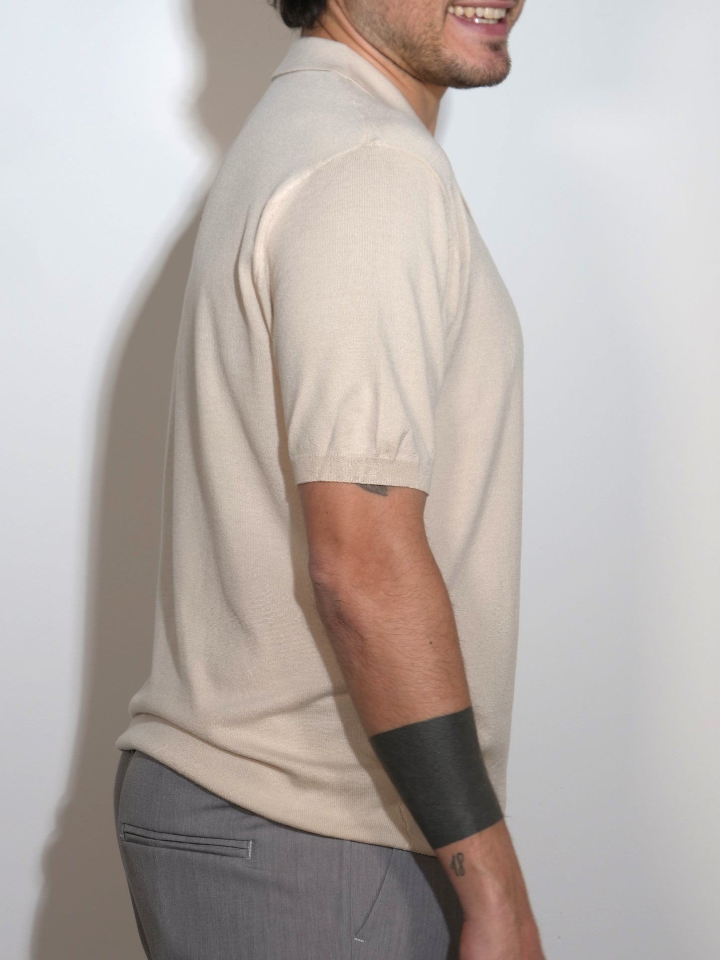 POLO BEIGE A MANICHE CORTE